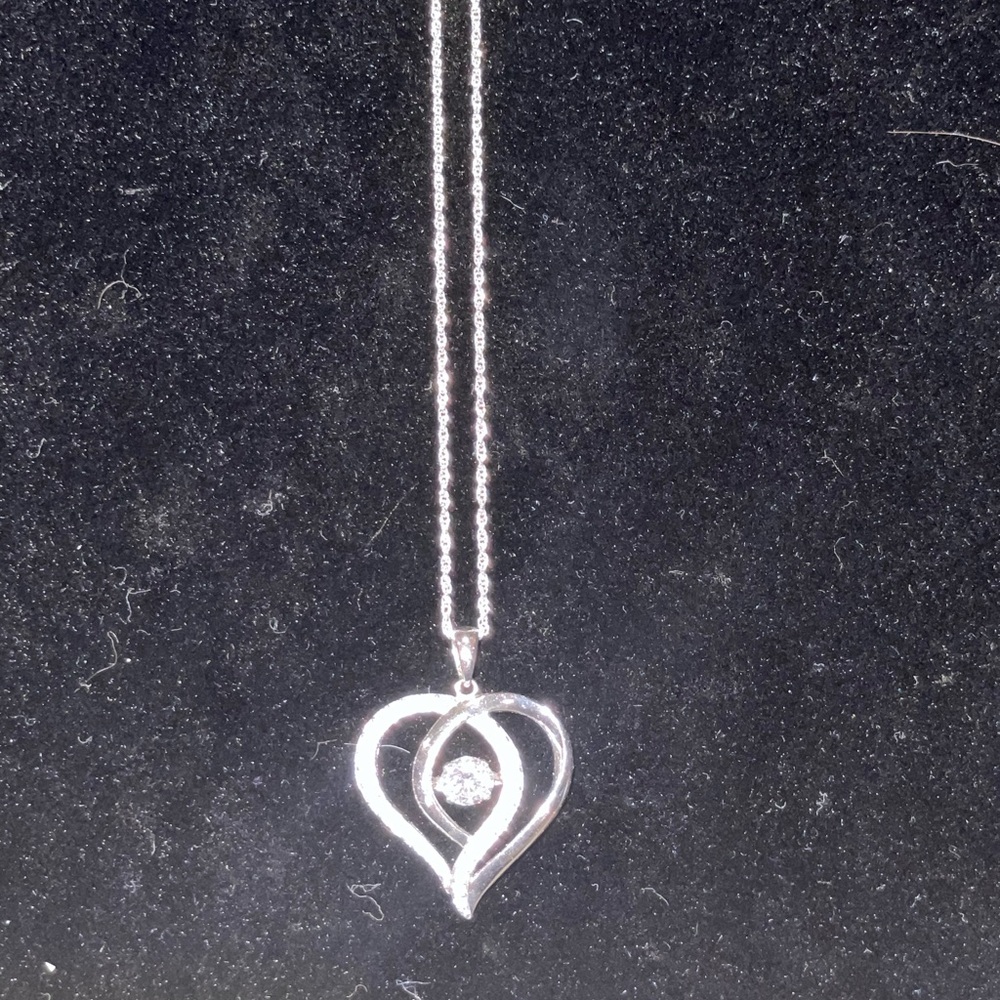 Elegant Silver Heart Pendant Necklace - Picture 3 of 6